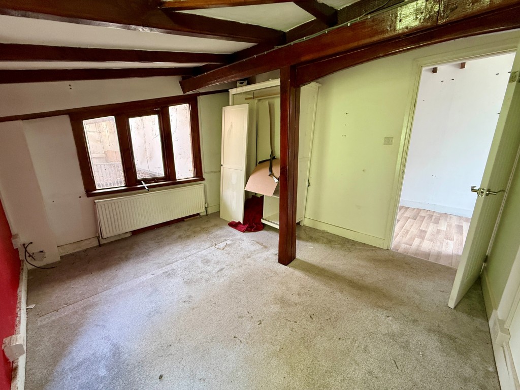 Lot: 80 - EQUESTRIAN FACILITY - INDOOR MANÈGE, STABLES, PADDOCKS AND ACCOMMODATION - Flat five - Bedroom two